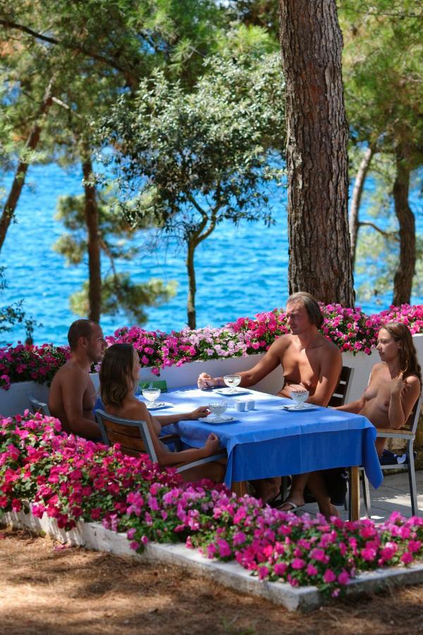 Maistra Camping Koversada Uncovered Naturist Mobile Homes Врсар Экстерьер фото